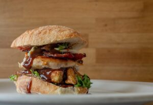 バリ島のビーチクラブで楽しむ食事体験はどんなもの？
