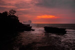 バリ島タナロット寺院での夕日を楽しむ体験記は？